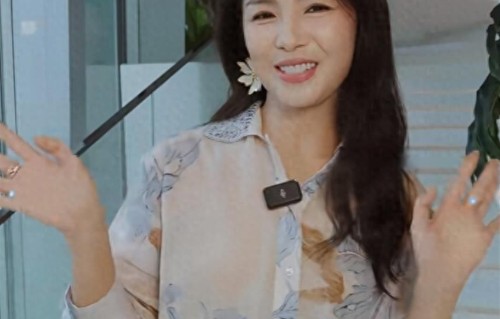 刘涛打卡高空餐厅，印花衬衫配花朵耳饰，温婉松弛氛围感拉满