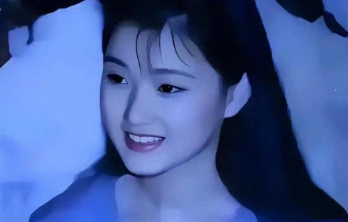 原来她是宋祖英亲妹妹，比姐姐小22岁更漂亮，出道17年却走得稳
