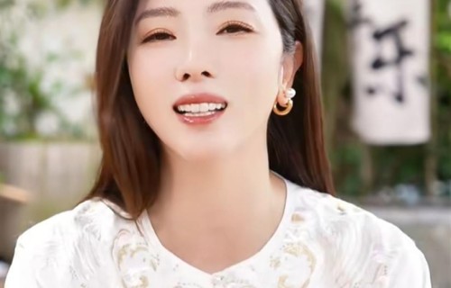 李思思一袭素白刺绣衫，知性优雅，畅谈春日雅事氛围感拉满