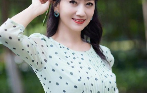 赵雅芝身着碎花长裙 卷发造型更优雅！