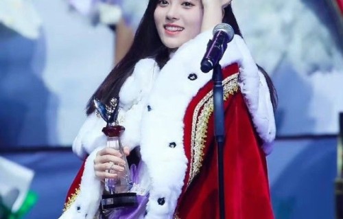 爱豆时期的鞠婧祎生图曝光，黑发齐刘海，元气少女感满满