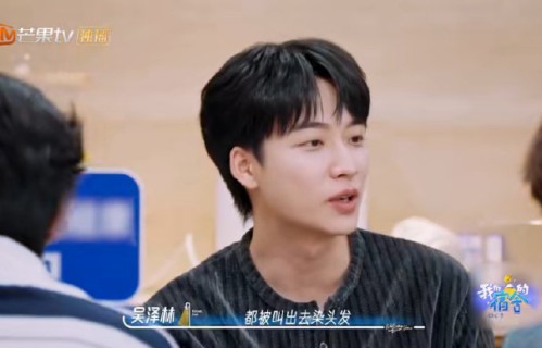 陈瑶的棕色发型在军训中为何被点名