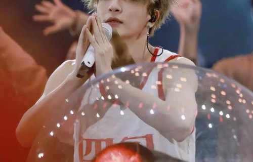 薛之谦演唱会突遇暴雨下跪致歉 宣布全额退票还报销路费 观众却集体欢呼|巡演|艺人|天气|冰雹