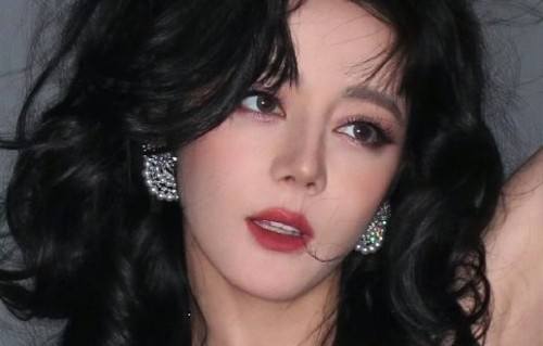 迪丽热巴完成五大女刊满贯用了几年？