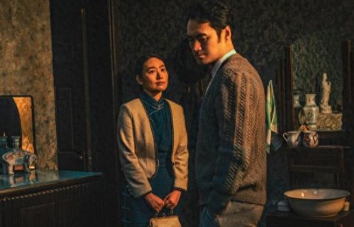 电影《密档》是上海保护中央文库18年的“开箱必读”——导演郑大圣专访|上观新闻|乌鸦与麻雀|上影集团|上海市|电影海报