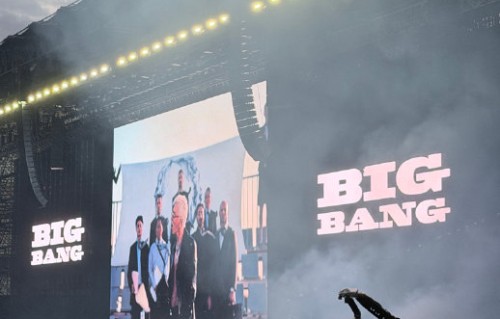 IU为何现身BIGBANG演唱会并打开备忘录记录？