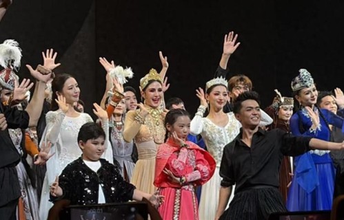 董璇女儿天津演出，高云翔开宝马来接酒窝，都44了一眼看还是很帅