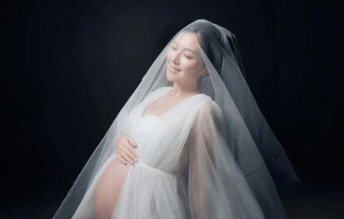 恭喜！香港知名男星模特妻子晒性感孕肚照，怀孕多月临盆在即