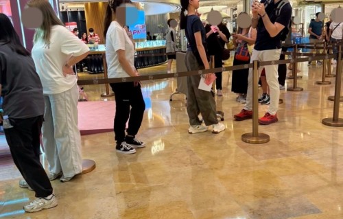 香港知名天后11岁混血女儿近照曝光，身高到爸爸耳边，会说四种语言