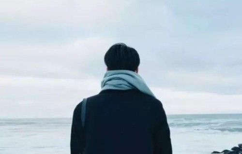 一个对你玩玩而已的男人，最喜欢做这3件事