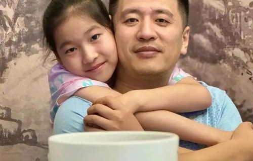 张雪峰去世4个月，恶心一幕发生，妻子回应，老母亲承受太多委屈