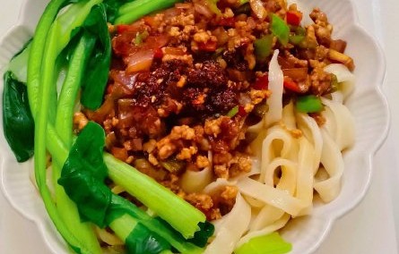 网友对张凌赫摘耳钉的行为有何评价？|拉条子|面饼|日常记录|电竞|插曲