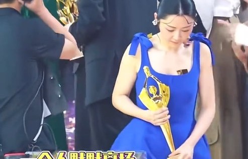 卫诗雅独自离场真相：怕绊倒非落寞