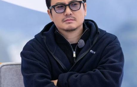 沈腾本人回应过自己冲浪被海浪拍打的名场面吗？