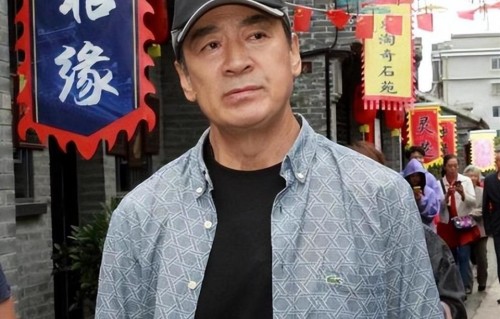 同样回村祭祖，71岁寇振海开京牌豪车，与56岁韩兆对比，差距明显