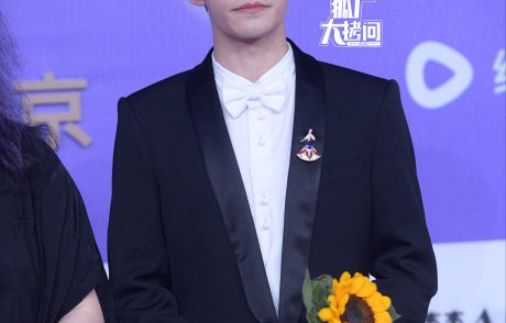 易烊千玺在张艺谋新片中的怼脸拍表现如何？
