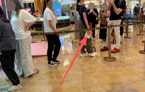 50岁梁咏琪11岁混血女儿近照曝光，身高直逼妈妈，精通四种语言