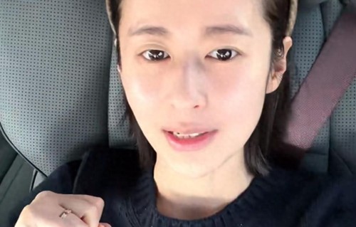 37岁颖儿脸没以前扛镜头了，素颜脸颊凹陷有法令纹，进组前做医美 