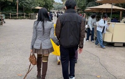 伊能静在迪士尼拒绝路人合影的具体原因和过程是怎样的？