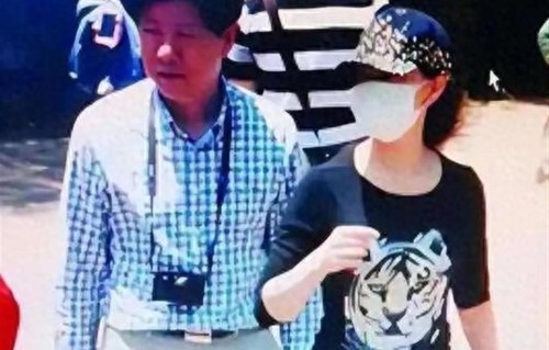 58岁宋祖英与丈夫罗浩牵手比心，网友直呼：这才是神仙爱情