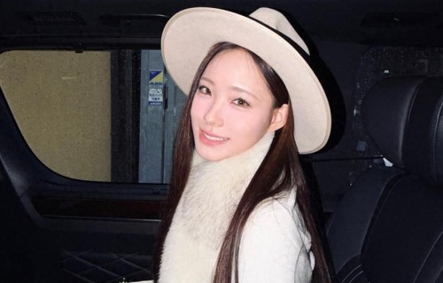 小S女儿晒赏樱美照宛如女神降临，获赞颜值再升级仙气大爆发