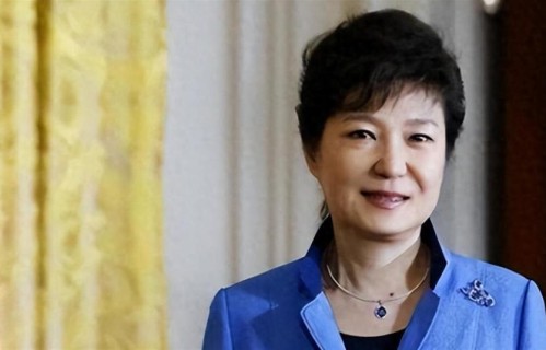 朴槿惠出狱现状：1676平别墅被封，小10岁男子相伴，74岁街头拉票