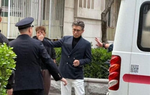 52岁李乃文天津被偶遇，站在救护车旁神情紧张，网友纷纷表示担忧