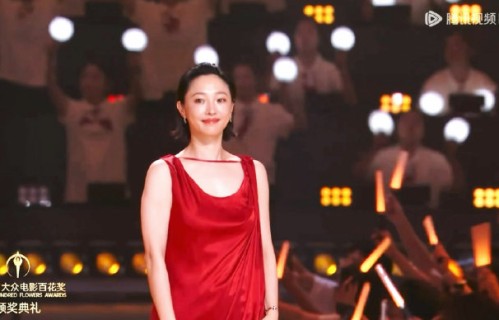 白百何红裙造型为什么被称为熹妃回宫？
