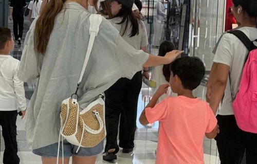 网友太原偶遇应采儿母子，小儿子Hoho把长发剪掉了！ ​