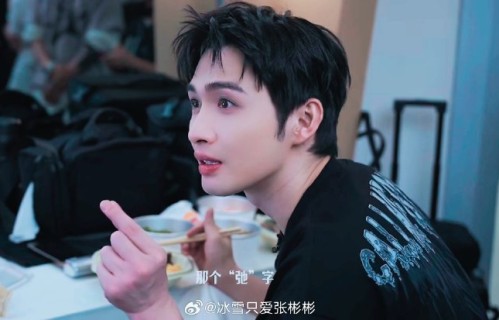 张彬彬如何看待演员与歌手双重身份的平衡？