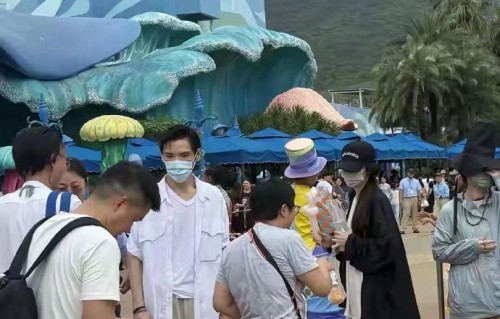 向佐一家现身珠海长隆游玩的视频