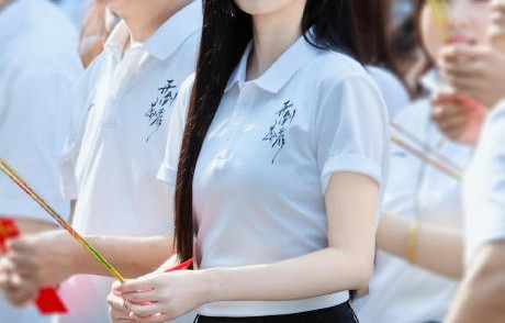 白鹿摔倒自嘲报平安，真诚回应圈粉无数