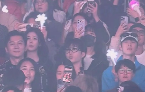 范丞丞李昀锐节目现场“挠痒”互动笑翻全场，网友直呼太有爱！