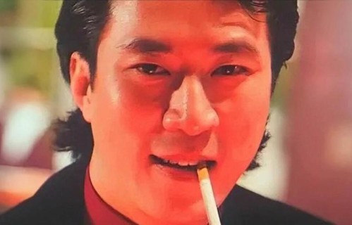 《古惑仔》“耀哥”醉亡：58年孤独人生戳穿一个真相：酒局再热闹，也填不满回家的空
