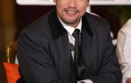 贾冰饭局被偷拍，幽默回应：热搜快给我热馊了