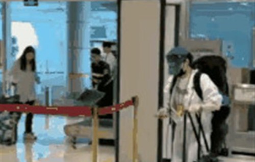 张柏芝从北京机场飞往西班牙看二儿子打球比赛，泡面充饥太低调