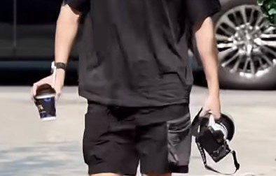 李现为何在广东穿人字拖短裤拍戏？