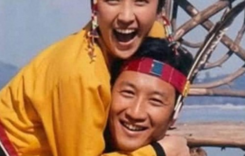甄珍妹妹晒照悼念谢贤，年轻谢贤与谢霆锋一个样，不舍前姐夫离世