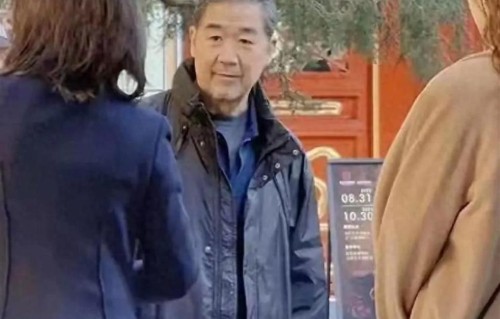 71岁张国立现身北京街头，一头白发满脸苍老，岁月不饶人啊！