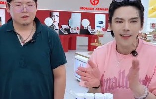 向佐的弟弟向佑目前在做什么工作，生活状况具体是怎样的？