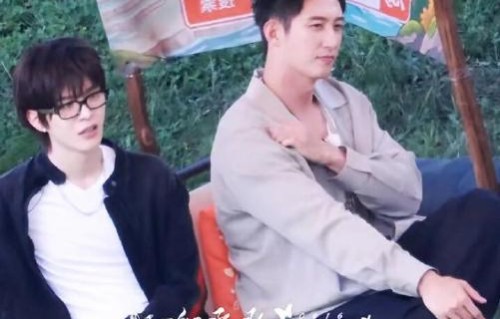 黄景瑜手里拿着墨镜，范丞丞为何还要P一副？