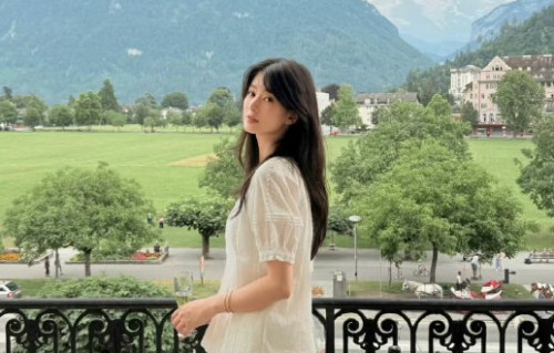 乔欣瑞士随拍美成电影截图，松弛感拉满