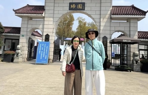 78岁汪明荃回上海祭祖，穿polo衫配阔腿裤不显老，罗家英打扮年轻