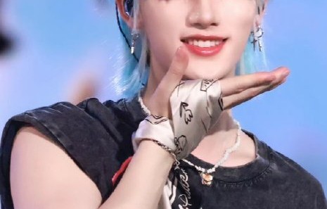 丁程鑫演唱会手流血是如何造成的？