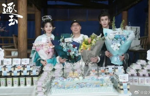 张凌赫田曦薇《逐玉》杀青合照曝光|古装剧杀青|杀青捧花照|张凌赫田曦薇杀青|逐玉杀青|演员杀青合照