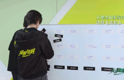 《虚拟》这首歌表达了怎样的情感？