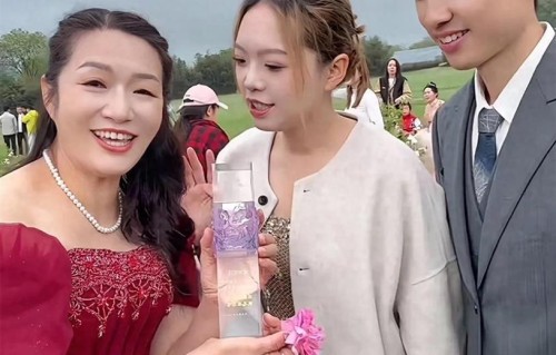 许建华胖的圆滚滚，跟苗条的郑琴相比，除了面相她输得一点冤！