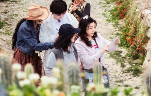 退役站姐金白开拍摄内娱老艺人神图引热议