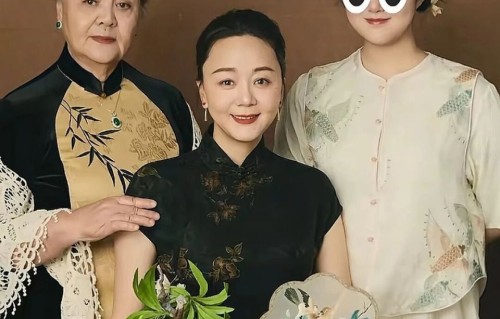 高鑫王一楠女儿要上大学了！外婆送新衣服和化妆品，祖孙“三朵花”影楼合影