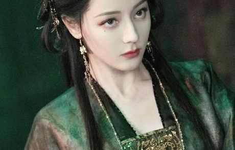 演员迪丽热巴是如何演绎贺思慕这个人物的不同侧面的？